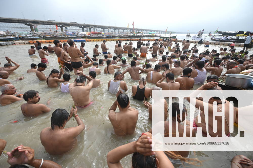 Prayagraj: Brahmin community members perform Shravani Upkarma in water of swollen River Ganga on the occasion of Shravan Purnima, in Prayagraj on Friday, August 28, 2026. Prayagraj India - ZUMAv115 20260828_zap_v115_003