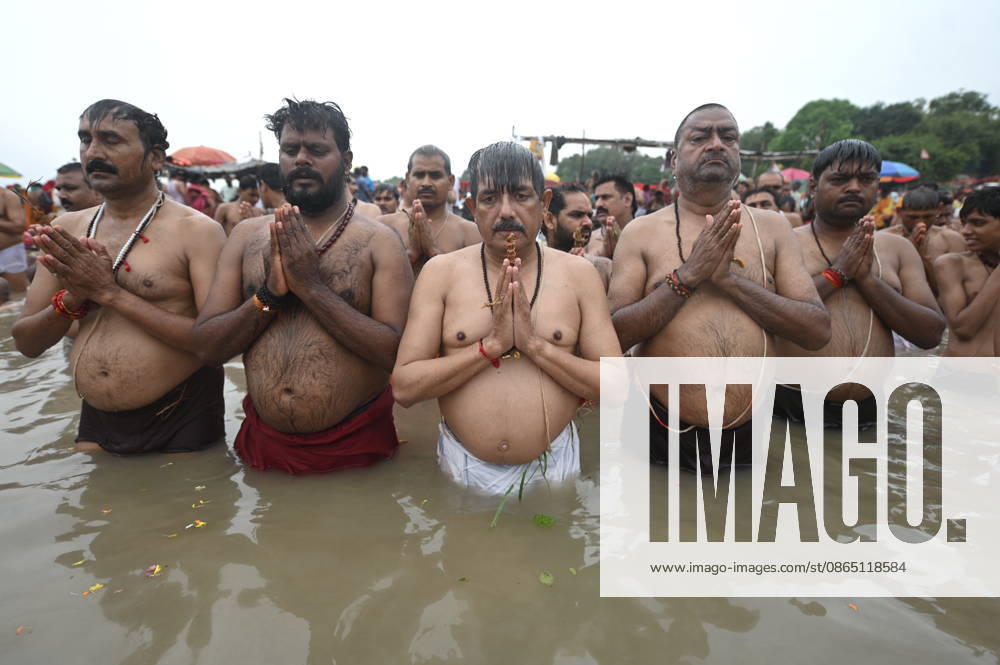 Prayagraj: Brahmin community members perform Shravani Upkarma in water of swollen River Ganga on the occasion of Shravan Purnima, in Prayagraj on Friday, August 28, 2026. Prayagraj India - ZUMAv115 20260828_zap_v115_005