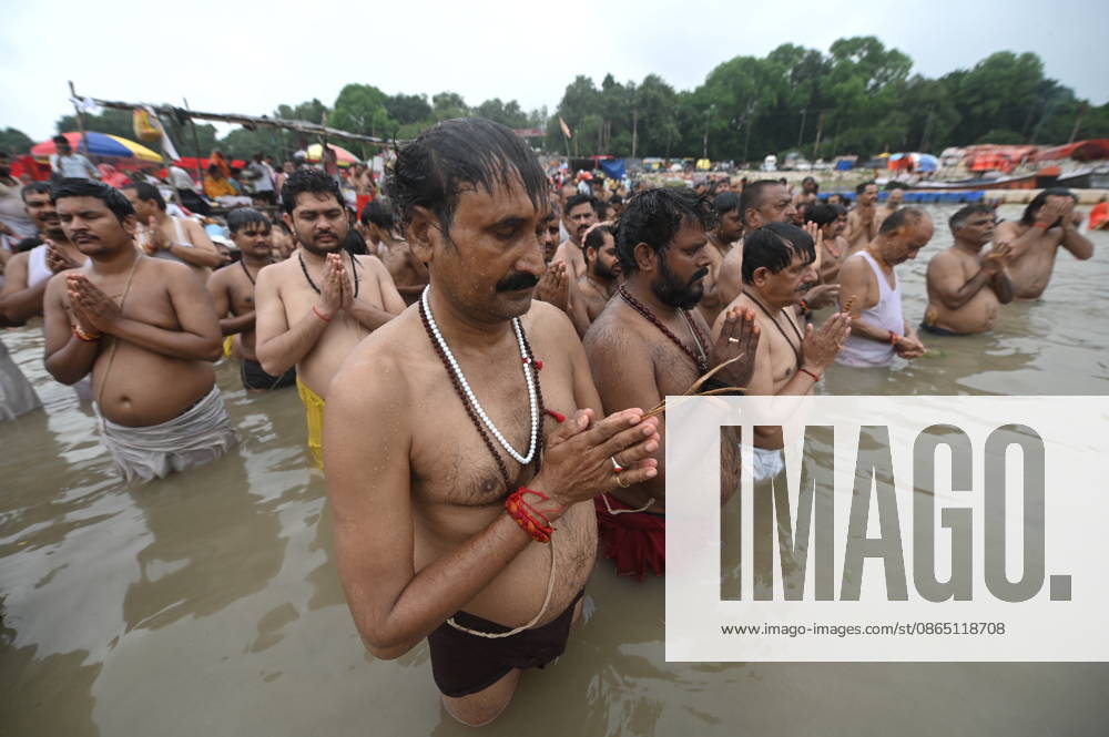 Prayagraj: Brahmin community members perform Shravani Upkarma in water of swollen River Ganga on the occasion of Shravan Purnima, in Prayagraj on Friday, August 28, 2026. Prayagraj India - ZUMAv115 20260828_zap_v115_010