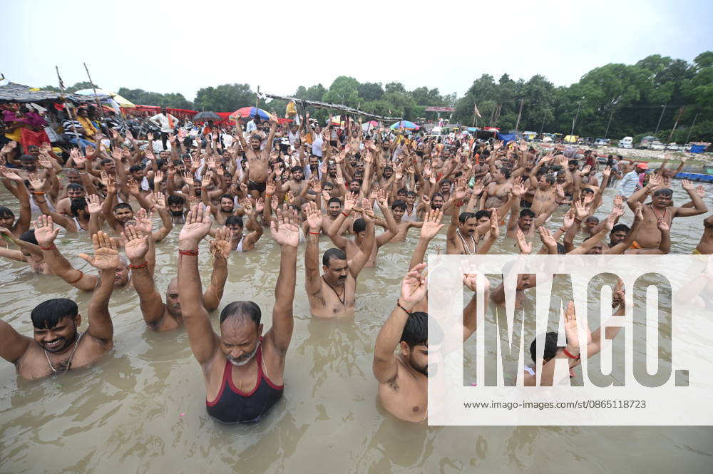Prayagraj: Brahmin community members perform Shravani Upkarma in water of swollen River Ganga on the occasion of Shravan Purnima, in Prayagraj on Friday, August 28, 2026. Prayagraj India - ZUMAv115 20260828_zap_v115_011