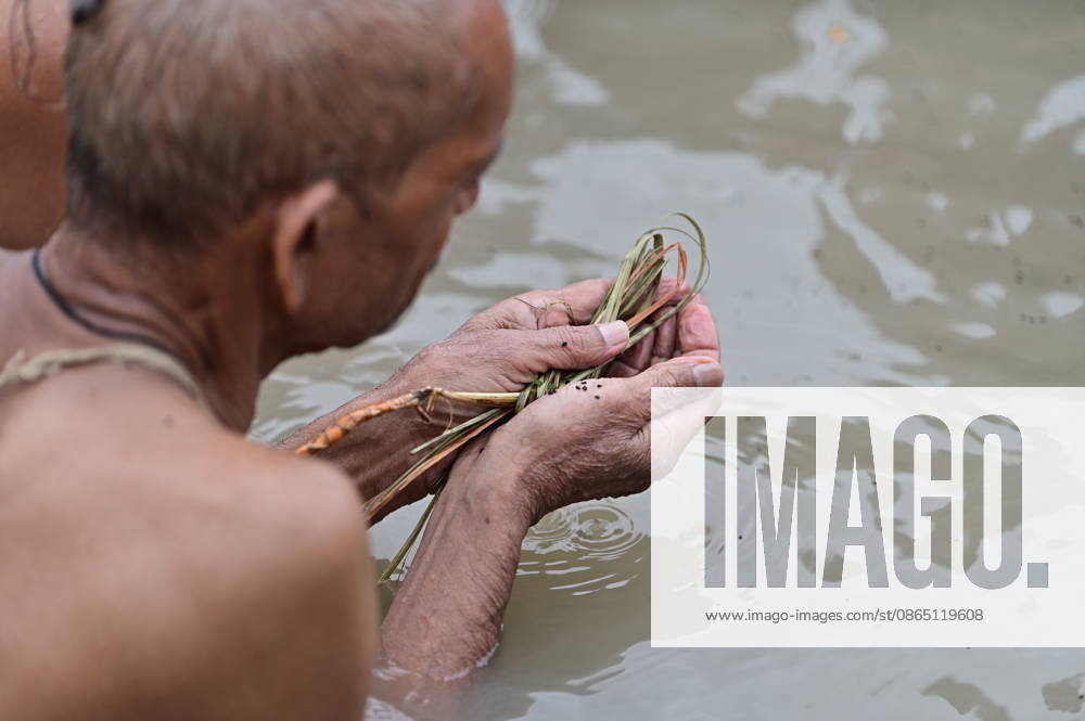Prayagraj: Brahmin community members perform Shravani Upkarma in water of swollen River Ganga on the occasion of Shravan Purnima, in Prayagraj on Friday, August 28, 2026. Prayagraj India - ZUMAv115 20260828_zap_v115_023