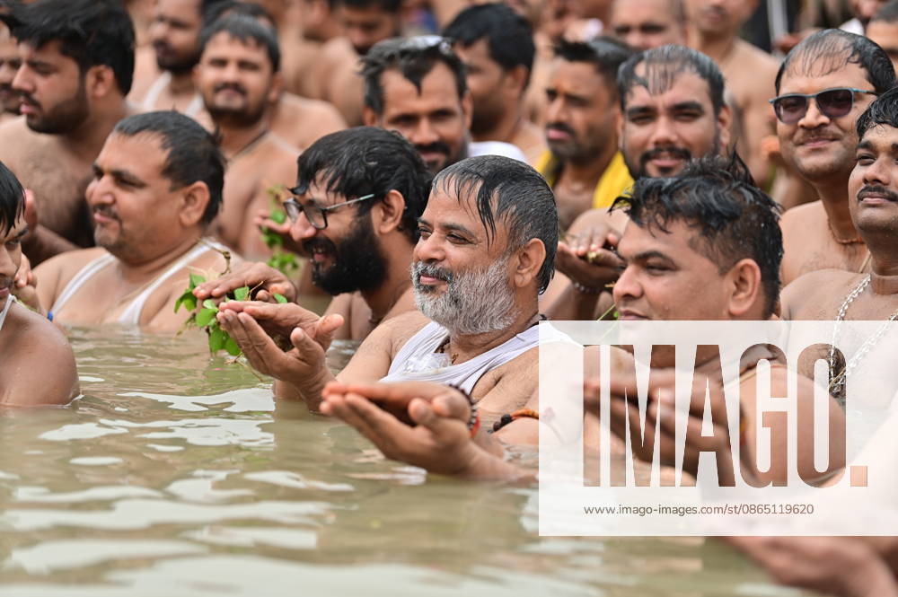 Prayagraj: Brahmin community members perform Shravani Upkarma in water of swollen River Ganga on the occasion of Shravan Purnima, in Prayagraj on Friday, August 28, 2026. Prayagraj India - ZUMAv115 20260828_zap_v115_026