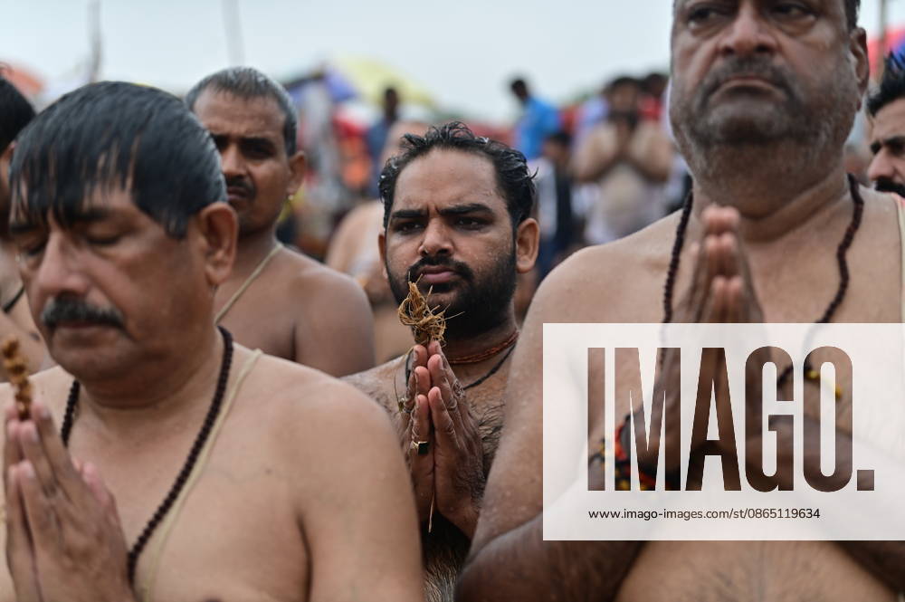 Prayagraj: Brahmin community members perform Shravani Upkarma in water of swollen River Ganga on the occasion of Shravan Purnima, in Prayagraj on Friday, August 28, 2026. Prayagraj India - ZUMAv115 20260828_zap_v115_028