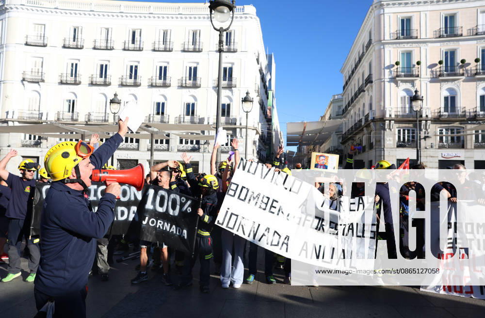 Public forest firefighters protest against the harassment and mistreatment by the Community of Madrid at Puerta del Sol. Several people demonstrate during the rally by public forest firefighters at Kilometer 0 on August 28, 2026, in Madrid, Spain. The protest, organized by the CBCM’s public employees, aims to combat the harassment and mistreatment by the Community of Madrid. AUGUST 28, 2026 Marta Ferná Madrid Madrid, Spain