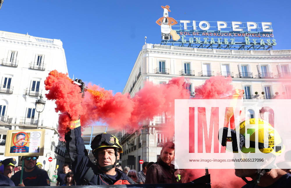 Public forest firefighters protest against the harassment and mistreatment by the Community of Madrid at Puerta del Sol. Several people demonstrate during the rally by public forest firefighters at Kilometer 0 on August 28, 2026, in Madrid, Spain. The protest, organized by public employees of the CBCM, aims to combat the harassment and mistreatment by the Community of Madrid. AUGUST 28, 2026 Marta Ferná Madrid Madrid, Spain
