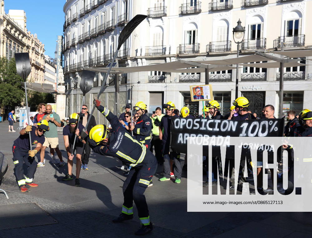 Public forest firefighters protest against the harassment and mistreatment by the Community of Madrid at Puerta del Sol. Several people demonstrate during the rally by public forest firefighters at Kilometer 0 on August 28, 2026, in Madrid, Spain. The protest, organized by public employees of the CBCM, aims to combat the harassment and mistreatment by the Community of Madrid. AUGUST 28, 2026 Marta Ferná Madrid Madrid, Spain