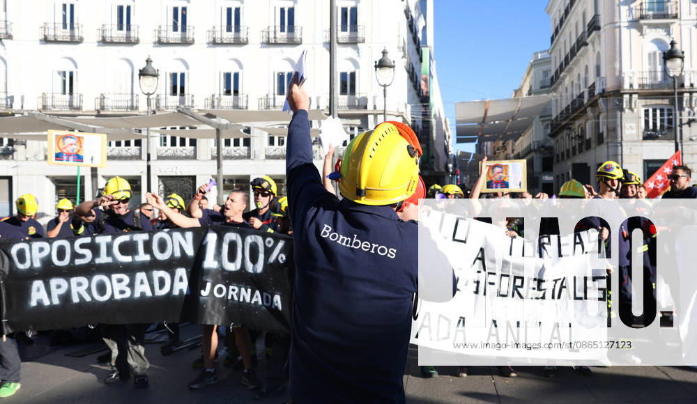 Public forest firefighters protest against the harassment and mistreatment by the Community of Madrid at Puerta del Sol. Several people demonstrate during the rally by public forest firefighters at Kilometer 0 on August 28, 2026, in Madrid, Spain. The protest, organized by public employees of the CBCM, aims to combat the harassment and mistreatment by the Community of Madrid. AUGUST 28, 2026 Marta Ferná Madrid Madrid, Spain