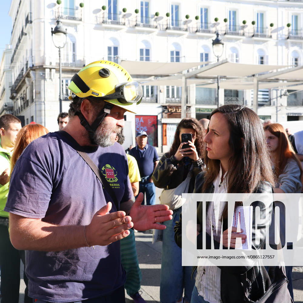Public forest firefighters protest against the harassment and mistreatment by the Community of Madrid at Puerta del Sol. Podemos Secretary-General Ione Belarra speaks with a forest firefighter during the rally of public forest firefighters at Kilometer 0, on August 28, 2026, in Madrid, Spain. The protest, organized by public employees of the CBCM, aims to combat the harassment and mistreatment by the Community of Madrid. AUGUST 28, 2026 Marta Ferná Madrid, Madrid, Spain