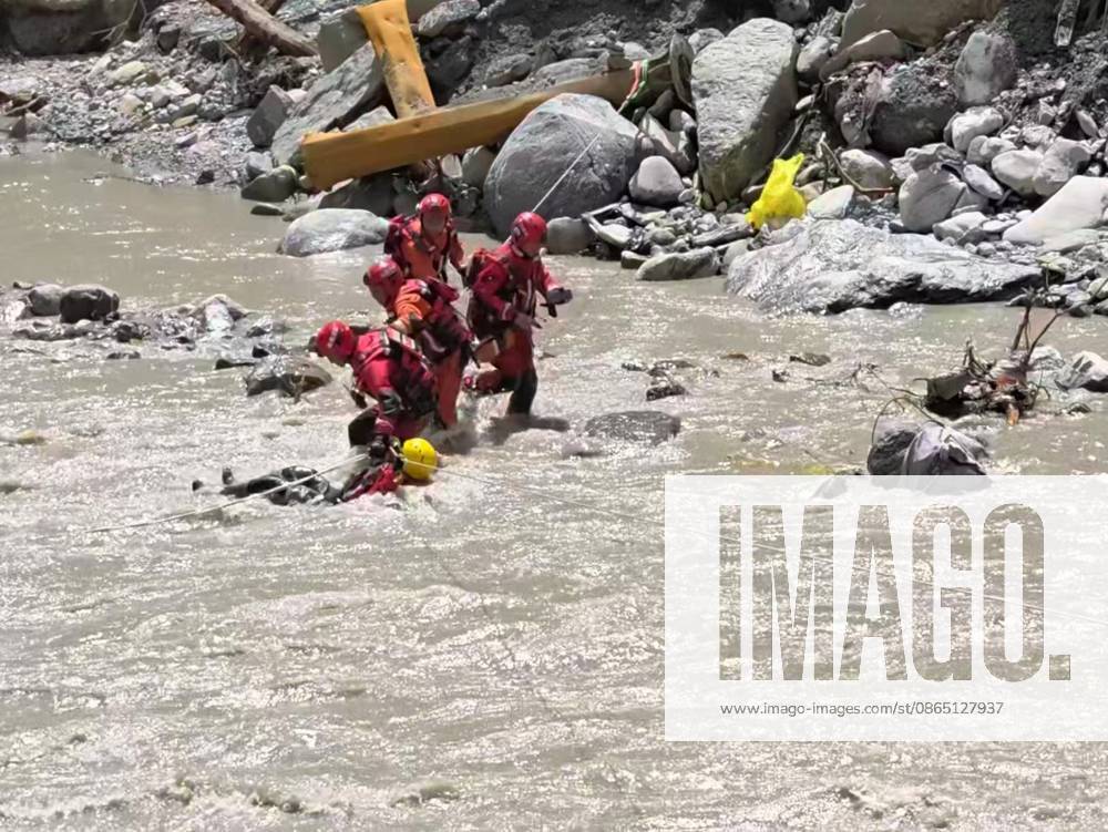 (260828) -- BEIJING, Aug. 28, 2026 () -- This screenshot from a video clip taken on Aug. 28, 2026 shows rescue operations underway at the mudslide-hit area. Emergency rescue operations have been carried out in an orderly and well-coordinated manner after a mudslide struck Gyirong Port in Gyirong County, southwest China s Xizang Autonomous Region on Wednesday morning. () (SpotNews) CHINA-XIZANG-GYIRONG-MUDSLIDE-RESCUE (CN) Xinhua
