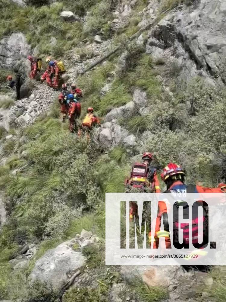 (260828) -- BEIJING, Aug. 28, 2026 () -- This screenshot from a video clip taken on Aug. 28, 2026 shows rescue operations underway at the mudslide-affected area. Emergency rescue operations have been carried out in an orderly and well-coordinated manner after a mudslide struck Gyirong Port in Gyirong County, southwest China s Xizang Autonomous Region on Wednesday morning. () (SpotNews) CHINA-XIZANG-GYIRONG-MUDSLIDE-RESCUE (CN) Xinhua