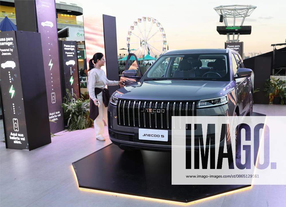 (260828) -- SAO PAULO, Aug. 28, 2026 -- A visitor learns about a vehicle of Chinese car brand Jaecoo at the auto edition of the Festival Interlagos 2026 in Sao Paulo, Brazil, Aug. 27, 2026. The four-day auto edition of the Festival Interlagos 2026 kicked off on Thursday at the Autodromo Jose Carlos Pace in Sao Paulo. Chinese carmakers showcase their new models of new energy vehicles at the event. ) BRAZIL-SAO PAULO-FESTIVAL INTERLAGOS-AUTO EDITION-CHINESE AUTOMAKERS JinxHaoyuan