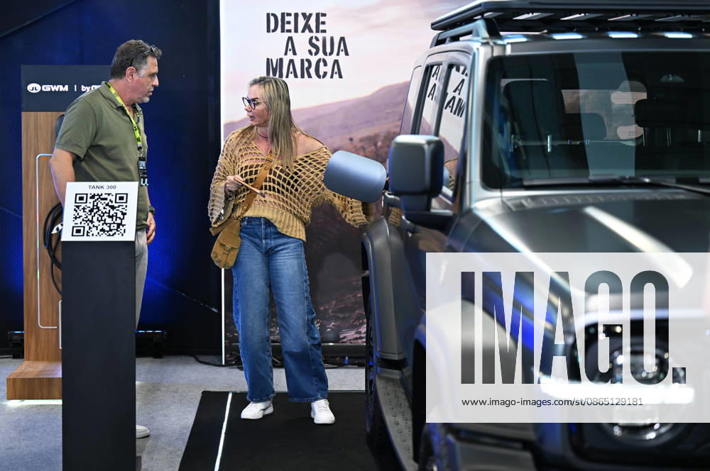 (260828) -- SAO PAULO, Aug. 28, 2026 -- A visitor learns about a new energy vehicle of Chinese automaker GWM at the auto edition of the Festival Interlagos 2026 in Sao Paulo, Brazil, Aug. 27, 2026. The four-day auto edition of the Festival Interlagos 2026 kicked off on Thursday at the Autodromo Jose Carlos Pace in Sao Paulo. Chinese carmakers showcase their new models of new energy vehicles at the event. ) BRAZIL-SAO PAULO-FESTIVAL INTERLAGOS-AUTO EDITION-CHINESE AUTOMAKERS JinxHaoyuan