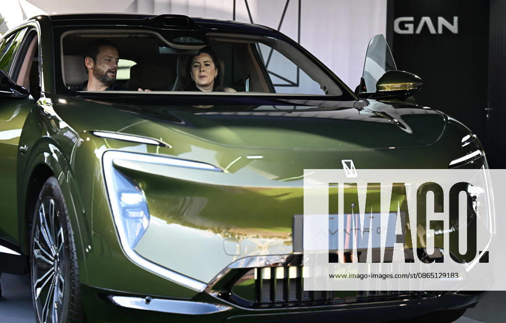 (260828) -- SAO PAULO, Aug. 28, 2026 -- Visitors sit in a vehicle of Chinese automaker AVATR at the auto edition of the Festival Interlagos 2026 in Sao Paulo, Brazil, Aug. 27, 2026. The four-day auto edition of the Festival Interlagos 2026 kicked off on Thursday at the Autodromo Jose Carlos Pace in Sao Paulo. Chinese carmakers showcase their new models of new energy vehicles at the event. ) BRAZIL-SAO PAULO-FESTIVAL INTERLAGOS-AUTO EDITION-CHINESE AUTOMAKERS JinxHaoyuan