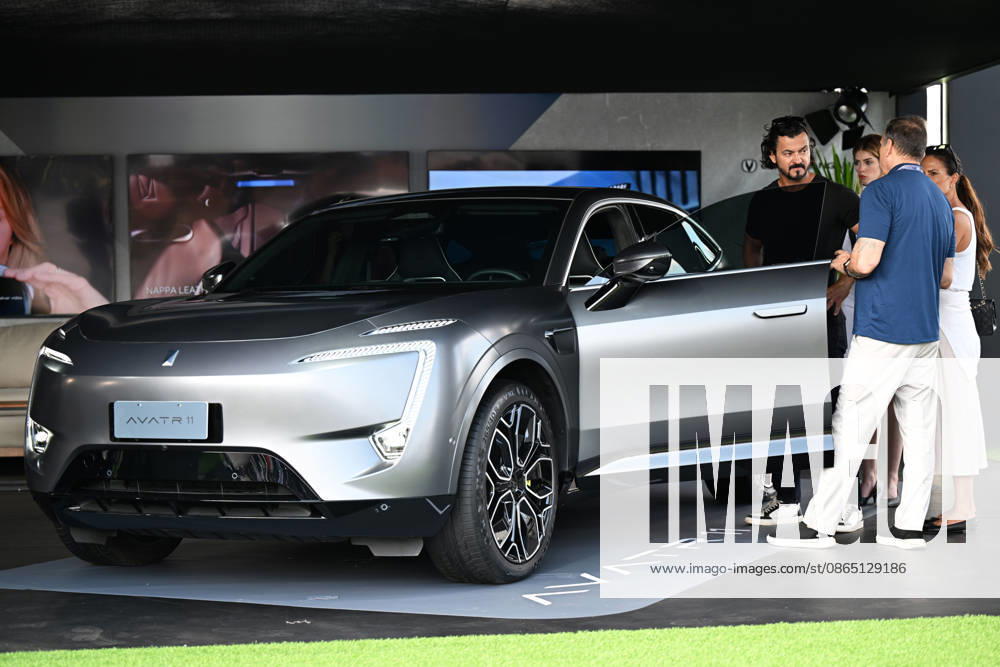 (260828) -- SAO PAULO, Aug. 28, 2026 -- Visitors learn about an electric vehicle of Chinese automaker AVATR at the auto edition of the Festival Interlagos 2026 in Sao Paulo, Brazil, Aug. 27, 2026. The four-day auto edition of the Festival Interlagos 2026 kicked off on Thursday at the Autodromo Jose Carlos Pace in Sao Paulo. Chinese carmakers showcase their new models of new energy vehicles at the event. ) BRAZIL-SAO PAULO-FESTIVAL INTERLAGOS-AUTO EDITION-CHINESE AUTOMAKERS JinxHaoyuan