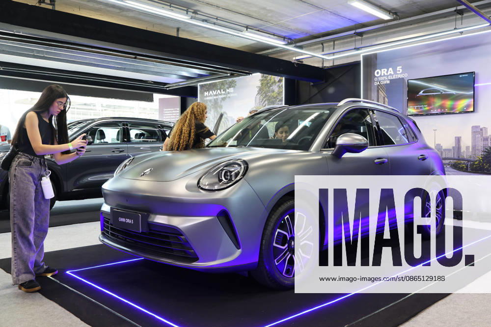 (260828) -- SAO PAULO, Aug. 28, 2026 -- Visitors learn about a ORA 5 electric vehicle of Chinese automaker GWM at the auto edition of the Festival Interlagos 2026 in Sao Paulo, Brazil, Aug. 27, 2026. The four-day auto edition of the Festival Interlagos 2026 kicked off on Thursday at the Autodromo Jose Carlos Pace in Sao Paulo. Chinese carmakers showcase their new models of new energy vehicles at the event. ) BRAZIL-SAO PAULO-FESTIVAL INTERLAGOS-AUTO EDITION-CHINESE AUTOMAKERS JinxHaoyuan