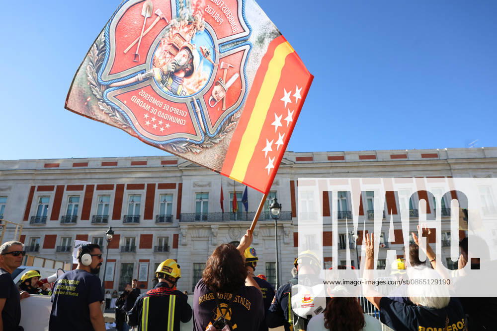 Public forest firefighters protest against the harassment and mistreatment by the Community of Madrid at Puerta del Sol. Several people demonstrate during the rally by public forest firefighters at Kilometer 0 on August 28, 2026, in Madrid, Spain. The protest, organized by the CBCM’s public employees, aims to combat the harassment and mistreatment by the Community of Madrid. AUGUST 28, 2026 Marta Ferná Madrid Madrid, Spain