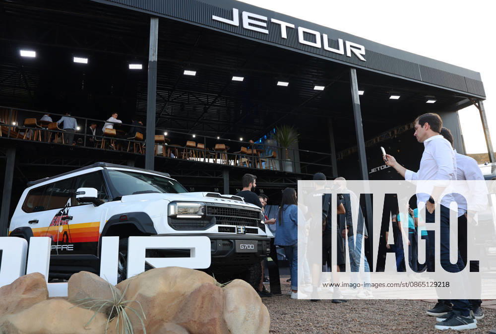 (260828) -- SAO PAULO, Aug. 28, 2026 -- A visitor takes photos of a new energy vehicle of Chinese automaker Jetour at the auto edition of the Festival Interlagos 2026 in Sao Paulo, Brazil, Aug. 27, 2026. The four-day auto edition of the Festival Interlagos 2026 kicked off on Thursday at the Autodromo Jose Carlos Pace in Sao Paulo. Chinese carmakers showcase their new models of new energy vehicles at the event. ) BRAZIL-SAO PAULO-FESTIVAL INTERLAGOS-AUTO EDITION-CHINESE AUTOMAKERS JinxHaoyuan