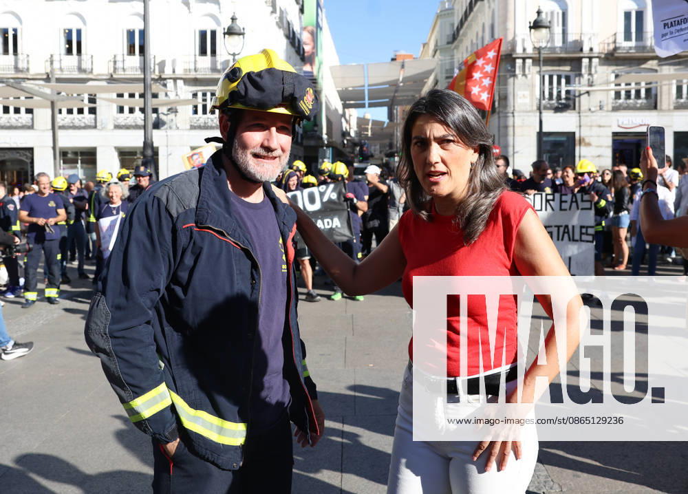 Public forest firefighters protest against the harassment and mistreatment by the Community of Madrid at Puerta del Sol. Más Madrid’s spokesperson in the Assembly, Manuela Bergerot, speaks with a firefighter during the rally of public forest firefighters at Kilometer 0, on August 28, 2026, in Madrid, Spain. The protest, organized by public employees of the CBCM, aims to fight against the harassment and mistreatment by the Community of Madrid. AUGUST 28, 2026 Marta Ferná Madrid Madrid, Spain