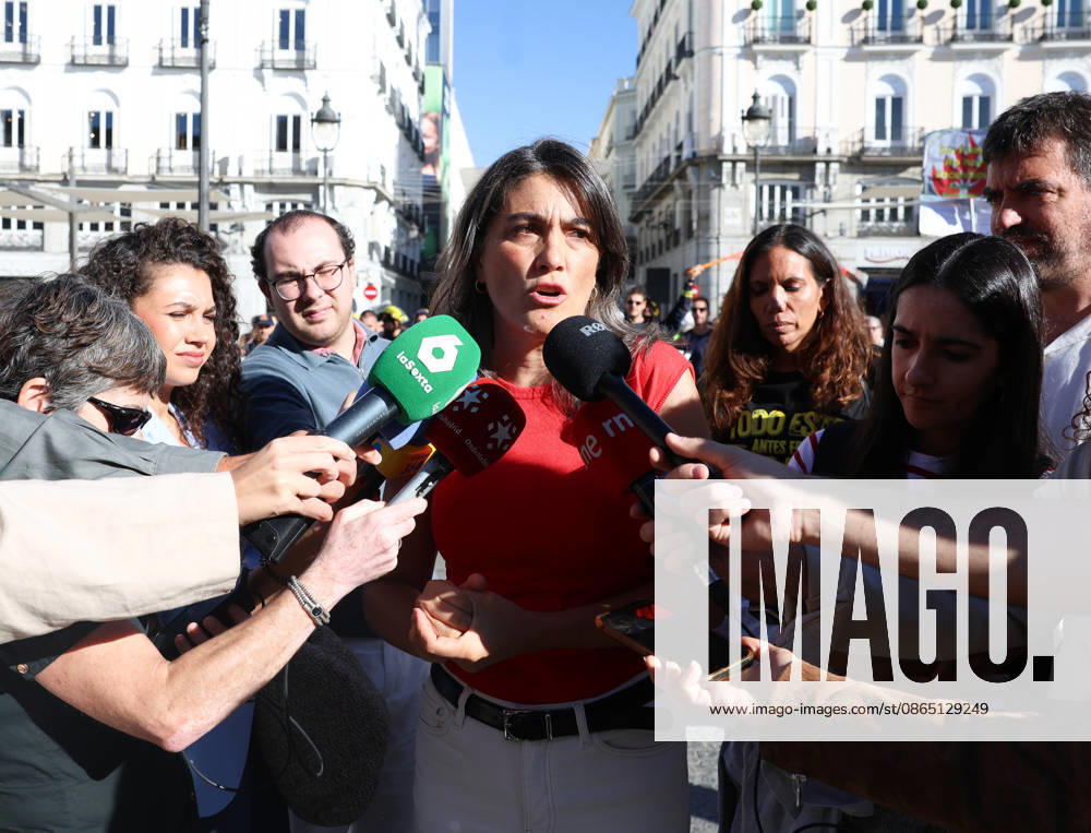 Public forest firefighters protest against the harassment and mistreatment by the Community of Madrid at Puerta del Sol. Más Madrid’s spokesperson in the Assembly, Manuela Bergerot, speaks to the media during the rally of public forest firefighters at Kilometer 0, on August 28, 2026, in Madrid, Spain. The protest, organized by public employees of the CBCM, aims to combat the harassment and mistreatment by the Community of Madrid. AUGUST 28, 2026 Marta Ferná Madrid Madrid, Spain