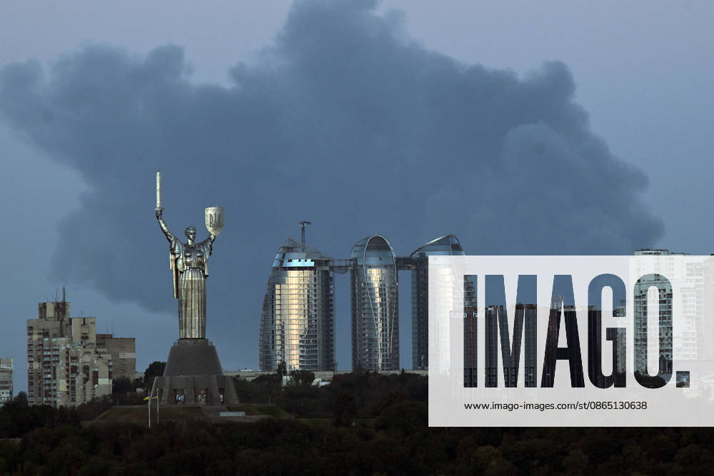 A plume of smoke from a fire in a Kyiv suburb rises behind the Motherland Monument and apartment blocks in the Pechersk district, Kyiv, Ukraine, August 28, 2026. On the night of August 28, the Russian army carried out a massive strike with UAVs on the Kyiv region, also deploying new jet drones. The drones targeted logistics warehouses and an industrial zone in Sviatopetrivske and Vyshneve, sparking large-scale fires and heavy smoke that engulfed the capital. (Photo by Yevhen Kotenko Ukrinform) Smoke over Kyiv from fires in suburbs after Russian drone attack