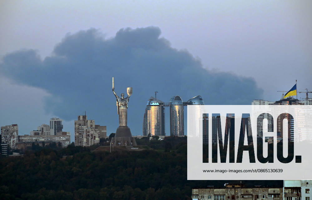 A plume of smoke from a fire in a Kyiv suburb rises behind the Motherland Monument and apartment blocks in the Pechersk district, Kyiv, Ukraine, August 28, 2026. On the night of August 28, the Russian army carried out a massive strike with UAVs on the Kyiv region, also deploying new jet drones. The drones targeted logistics warehouses and an industrial zone in Sviatopetrivske and Vyshneve, sparking large-scale fires and heavy smoke that engulfed the capital. (Photo by Yevhen Kotenko Ukrinform) Smoke over Kyiv from fires in suburbs after Russian drone attack
