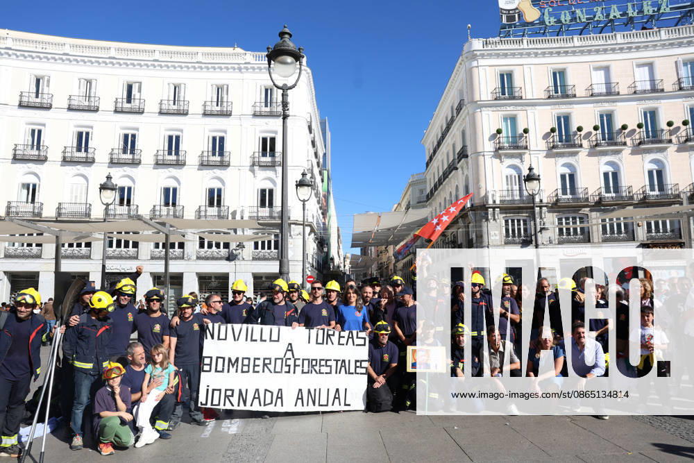 Public forest firefighters protest against the harassment and mistreatment by the Community of Madrid at Puerta del Sol. Several people demonstrate during the rally by public forest firefighters at Kilometer 0 on August 28, 2026, in Madrid, Spain. The protest, organized by public employees of the CBCM, aims to combat the harassment and mistreatment by the Community of Madrid. AUGUST 28, 2026 Marta Ferná Madrid, Madrid, Spain