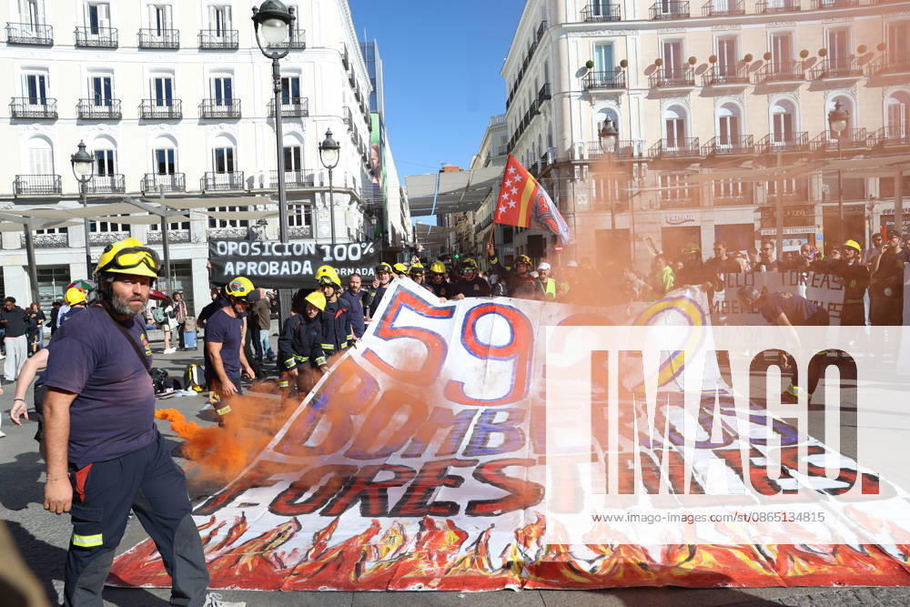 Public forest firefighters protest against the harassment and mistreatment by the Community of Madrid at Puerta del Sol. Several people demonstrate during the rally by public forest firefighters at Kilometer 0 on August 28, 2026, in Madrid, Spain. The protest, organized by public employees of the CBCM, aims to combat the harassment and mistreatment by the Community of Madrid. AUGUST 28, 2026 Marta Ferná Madrid, Madrid, Spain