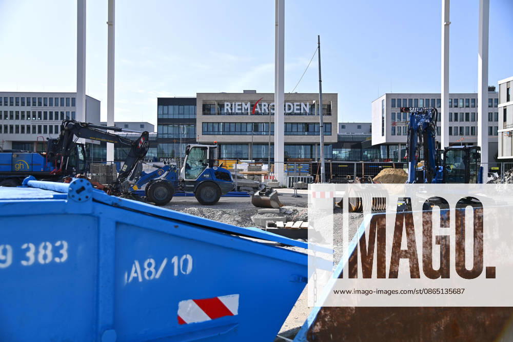 Redesign of Willy Brandt Platz at the Riem Arcaden: Sealed Surfaces Are Being Converted into Green Spaces Construction work is underway to redesign Willy Brandt Platz in front of the Riem Arcaden in Munich. As part of the redesign, previously sealed surfaces will be unsealed and replaced with green spaces. Construction barriers