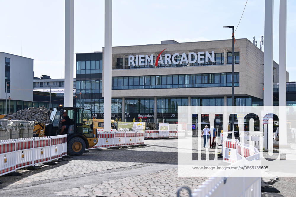Redesign of Willy Brandt Platz at the Riem Arcaden: Sealed Surfaces Are Being Converted into Green Spaces Construction work is underway to redesign Willy Brandt Platz in front of the Riem Arcaden in Munich. As part of the redesign, previously sealed surfaces will be unsealed and replaced with green spaces. Construction barriers
