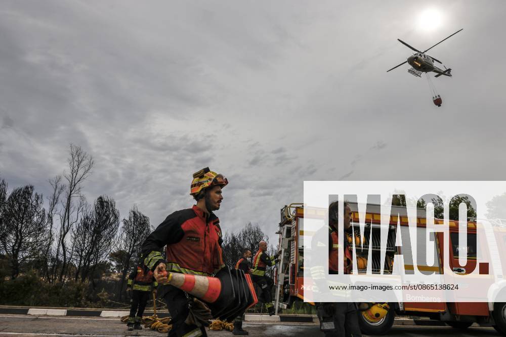 The town of El Saler in Valencia and nearby campgrounds are ordered to be evacuated due to the fire. Several firefighters are working to extinguish the blaze on August 28, 2026, in El Saler, Valencian Community, Spain. The spread of smoke had previously forced the precautionary evacuation of the beach near the fire zone and the apartments in Tower 1, according to the town hall, which has recommended that residents keep their windows closed to prevent smoke from entering their homes. Additionally, the fire has prompted the Emergency Coordination Center to declare Level 2 of the Special Forest Fire Plan (PEIF). AUGUST 28, 2026 FIRE CIVIL PROTECTION VALENCIAN COMMUNITY ENVIRONMENT ENVIRONMENTAL DISASTERFOREST FIRE El Saler, Valencia, Valencia