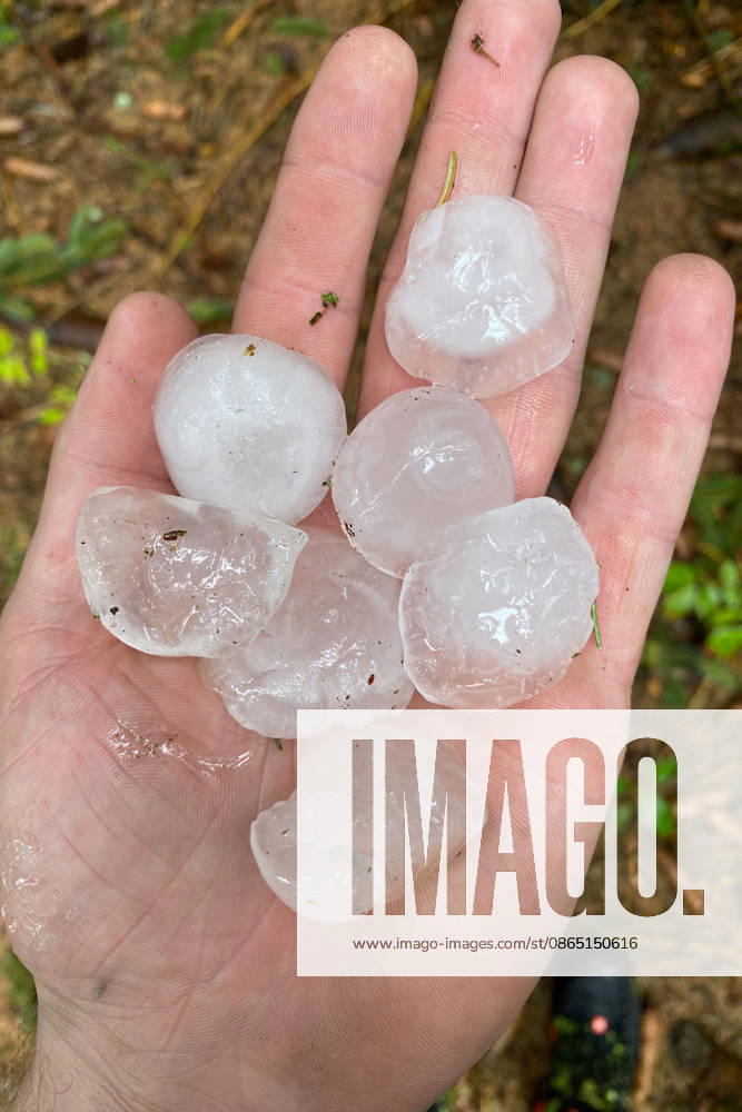 Severe Storm in Baden-Württemberg: A violent storm is sweeping across large parts of Baden-Württemberg. Dark thunderclouds, heavy rain, frequent lightning, and, in some places, strong gusts of wind are characterizing the weather conditions. Locally, the thunderstorms may be particularly intense. Ulm, Baden-Württemberg, Germany. Ulm