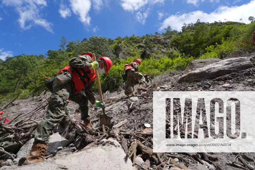 (260828) -- GYIRONG, Aug. 28, 2026 -- Rescuers from the People s Armed Police Force carry out search and rescue work near Gyirong Port in Gyirong County, in Xigaze, southwest China s Xizang Autonomous Region, Aug. 28, 2026. The death toll had risen to five and 558 remained missing as of 3 p.m. on Friday after a mudslide struck the Gyirong Port along the China-Nepal border in southwest China s Xizang Autonomous Region, according to the region s emergency management department. Rescuers are operating around the clock in mudslide-affected areas near the Gyirong Port. (Photo by Xinhua) (SpotNews) CHINA-XIZANG-GYIRONG-MUDSLIDE-RESCUE (CN) YangxJie