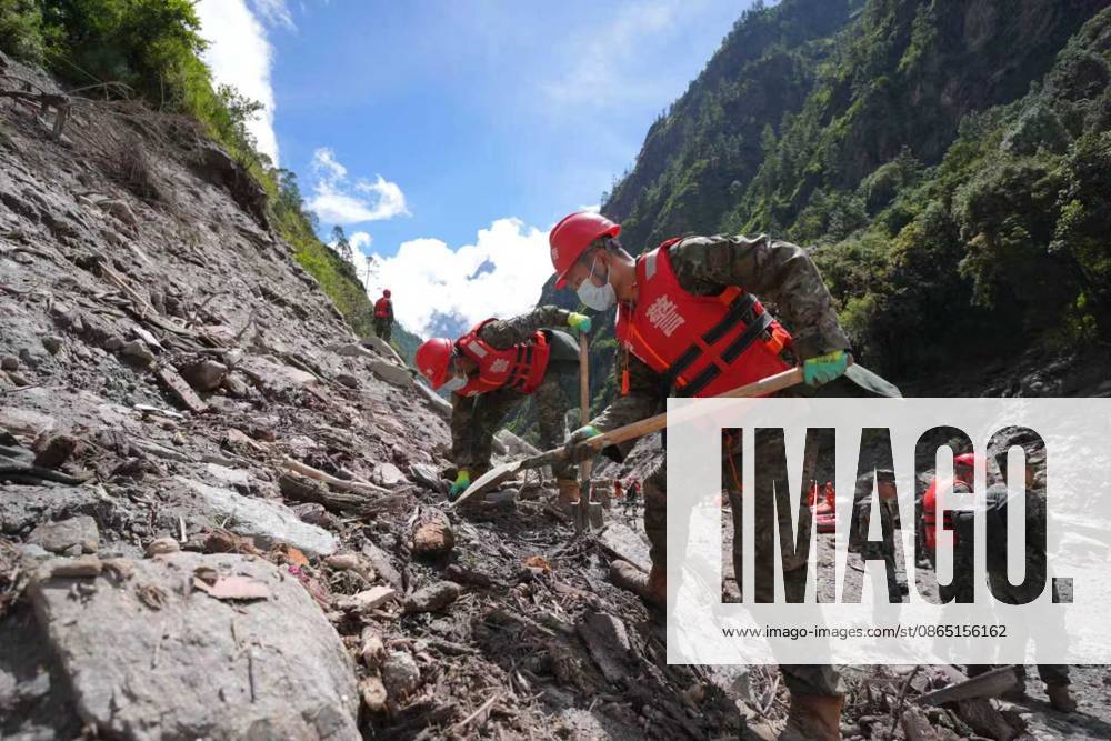 (260828) -- GYIRONG, Aug. 28, 2026 -- Rescuers from the People s Armed Police Force carry out search and rescue work near Gyirong Port in Gyirong County, in Xigaze, southwest China s Xizang Autonomous Region, Aug. 28, 2026. The death toll had risen to five and 558 remained missing as of 3 p.m. on Friday after a mudslide struck the Gyirong Port along the China-Nepal border in southwest China s Xizang Autonomous Region, according to the region s emergency management department. Rescuers are operating around the clock in mudslide-affected areas near the Gyirong Port. (Photo by Xinhua) (SpotNews) CHINA-XIZANG-GYIRONG-MUDSLIDE-RESCUE (CN) YangxJie