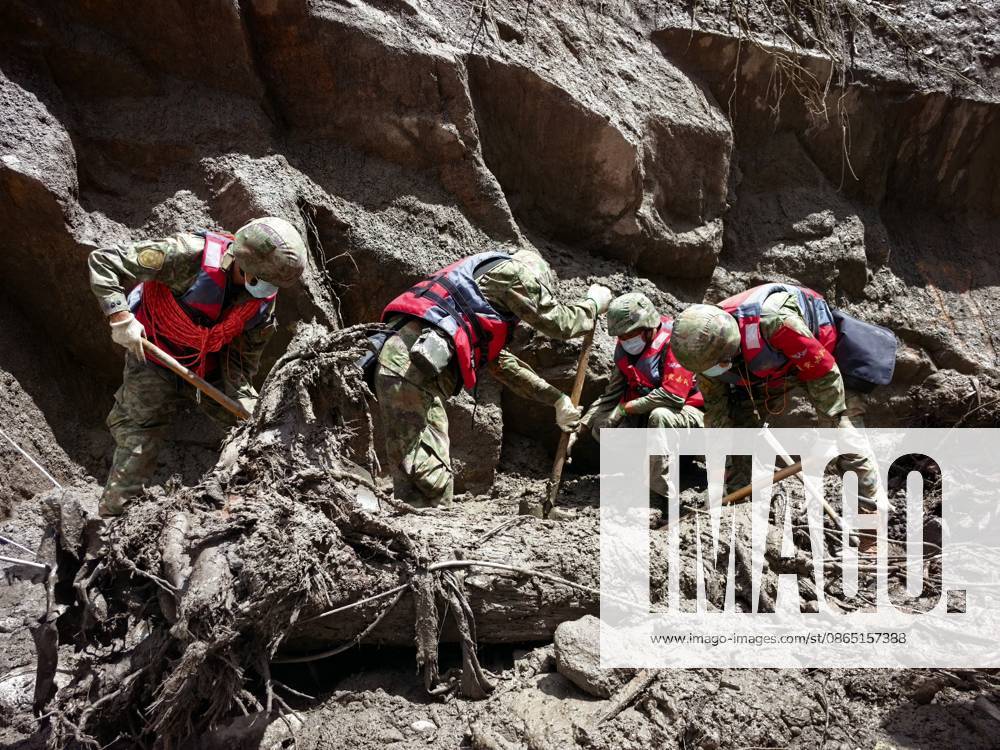 (260828) -- GYIRONG, Aug. 28, 2026 -- Rescuers from the Chinese People s Liberation Army work in a mudslide-hit area near Gyirong Port in Gyirong County, in Xigaze, southwest China s Xizang Autonomous Region, Aug. 28, 2026. The death toll had risen to five and 558 remained missing as of 3 p.m. on Friday after a mudslide struck the Gyirong Port along the China-Nepal border in southwest China s Xizang Autonomous Region, according to the region s emergency management department. Rescuers are operating around the clock in mudslide-affected areas near the Gyirong Port. (Photo by Liu Yuqin Xinhua) (SpotNews) CHINA-XIZANG-XIGAZE-MUDSLIDE-RESCUE (CN) LiuxFang