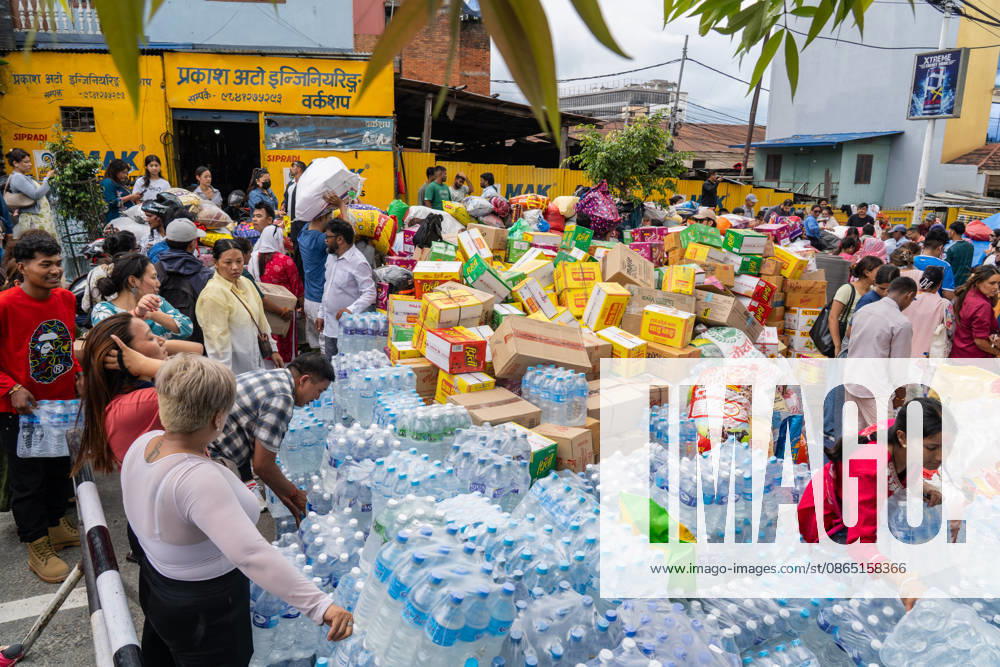 (260828) -- KATHMANDU, Aug. 28, 2026 -- People donate supplies for those affected by the flash flood, in Kathmandu, Nepal, on Aug. 28, 2026. Those supplies would be transported to the flash flood-hit areas in Nepal for people in need. The death toll from devastating floods in Nepal has risen to 538, the National Disaster Risk Reduction and Management Authority said in a statement on Friday. (Photo by Xinhua) NEPAL-KATHMANDU-DONATION HarixMaharjan