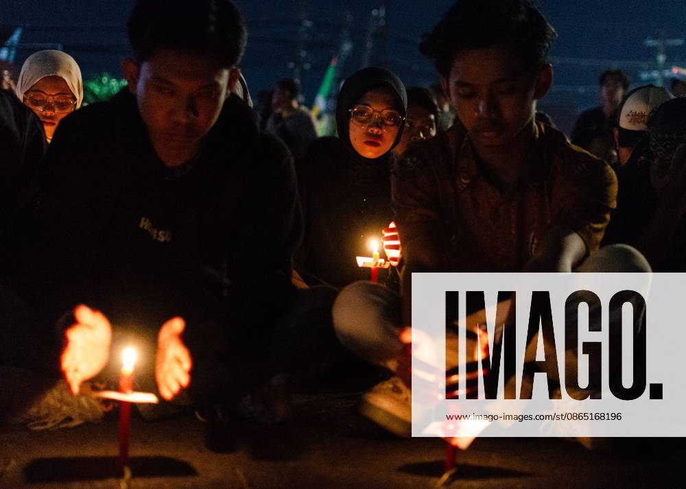 Students and workers hold ˜Dark August protest in Yogyakarta SLEMAN, INDONESIA AUGUST 28, 2026: Demonstrators hold torches and light candles during an evening protest titled Agustus Gelap (Dark August) at the Gadjah Mada University (UGM) roundabout in Sleman, Special Region of Yogyakarta, Indonesia, on August 28, 2026. Organized by the Aliansi Rakyat Memanggil movement, the demonstration brought together university students, workers and ride-hailing drivers to commemorate victims of human rights violations and call for accountability over alleged police violence and stronger legal protections for Indonesian migrant workers. Sleman Indonesia