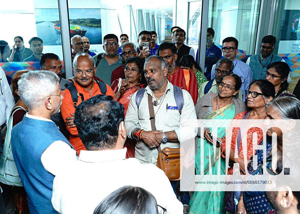 EAM S. Jaishankar meets 21 Indian Nationals who were rescued from the Nepal flood at Delhi airport New Delhi, Aug 28 (ANI): External Affairs Minister S. Jaishankar meets 21 Indian Nationals who were rescued from the Nepal floods at Delhi airport, in New Delhi on Friday. (@DrSJaishankar X ANI Photo) New Delhi Delhi India