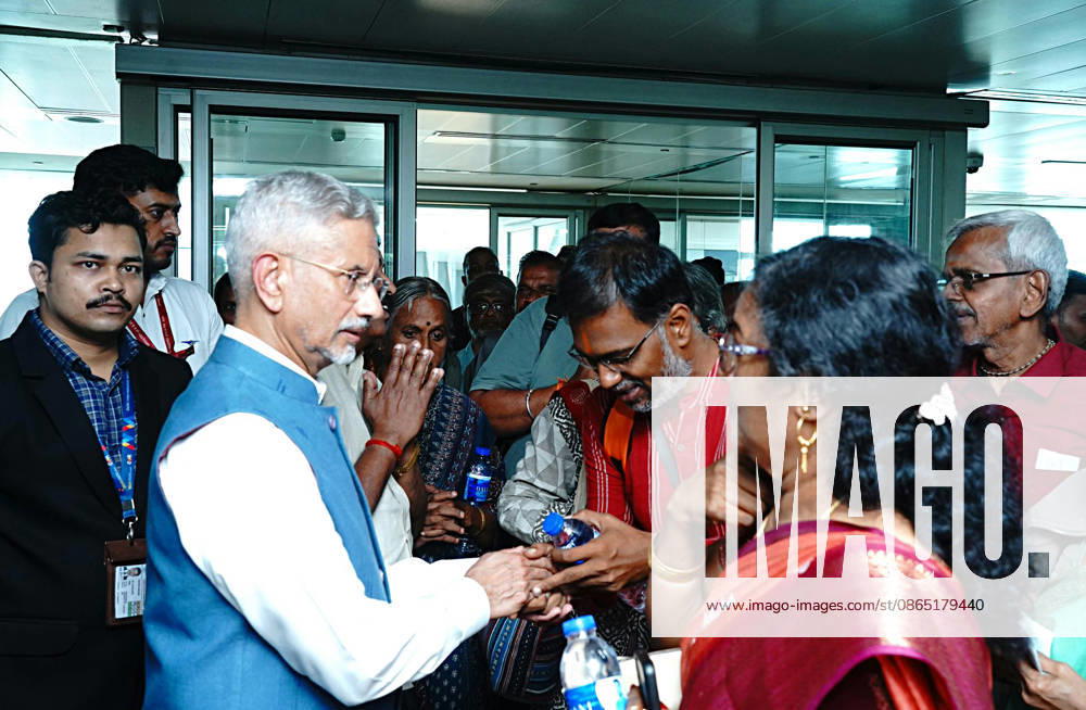 EAM S. Jaishankar meets 21 Indian Nationals who were rescued from the Nepal flood at Delhi airport New Delhi, Aug 28 (ANI): External Affairs Minister S. Jaishankar meets 21 Indian Nationals who were rescued from the Nepal floods at Delhi airport, in New Delhi on Friday. (@DrSJaishankar X ANI Photo) New Delhi Delhi India
