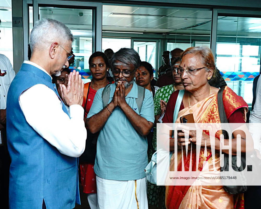 EAM S. Jaishankar meets 21 Indian Nationals who were rescued from Nepal flood at Delhi airport New Delhi, Aug 28 (ANI): External Affairs Minister S. Jaishankar meets 21 Indian Nationals who were rescued from the Nepal floods at Delhi airport, in New Delhi on Friday. (@DrSJaishankar X ANI Photo) New Delhi Delhi India