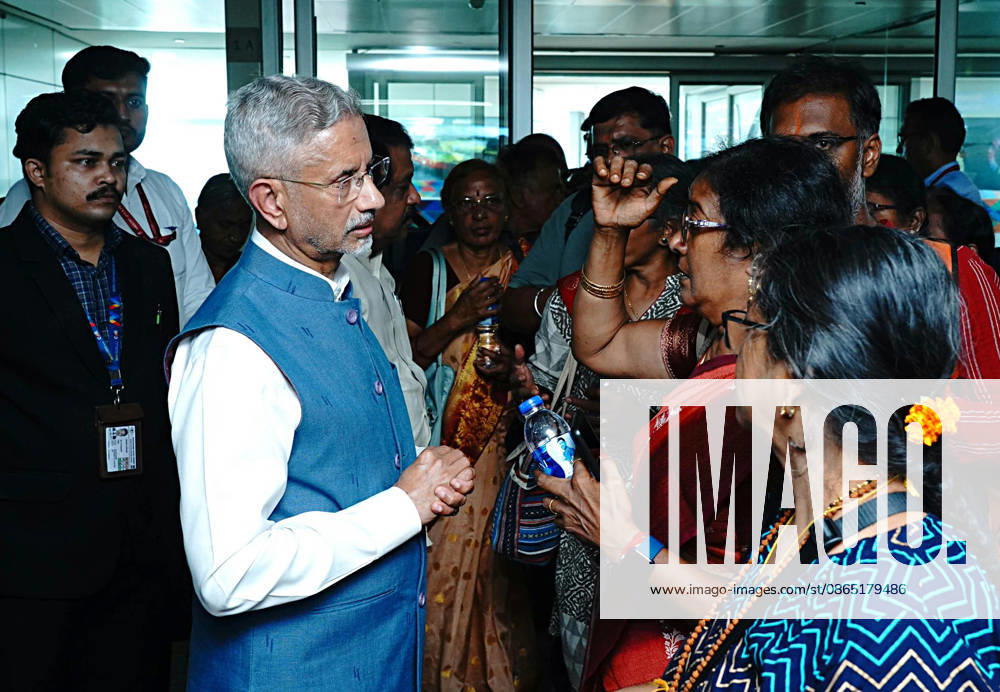 EAM S. Jaishankar meets 21 Indian Nationals who were rescued from Nepal flood at Delhi airport New Delhi, Aug 28 (ANI): External Affairs Minister S. Jaishankar meets 21 Indian Nationals who were rescued from the Nepal floods at Delhi airport, in New Delhi on Friday. (@DrSJaishankar X ANI Photo) New Delhi Delhi India