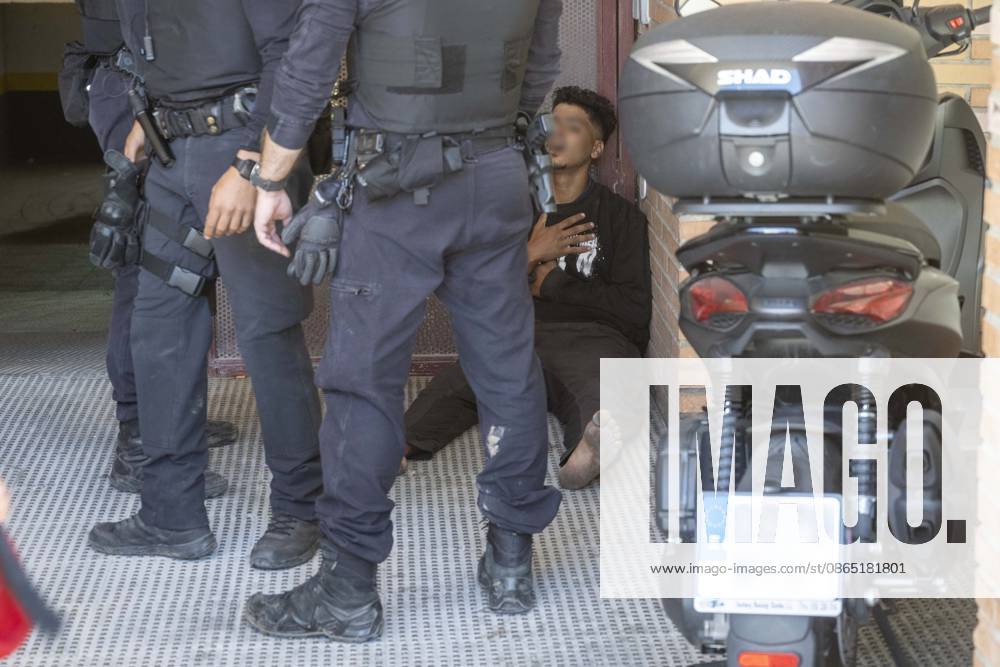 The Civil Guard arrests a suspect in a theft near a supermarket in Ceuta Civil Guard officers arrested a person on August 28, 2026, in Ceuta, Spain. Several Civil Guard officers arrested one of two individuals suspected of shoplifting at a supermarket in the city center. AUGUST 28, 2026. PIXELATED MIGRATION CRISIS. Europa Press, August 28, 2026. Ceuta Ceuta, Spain