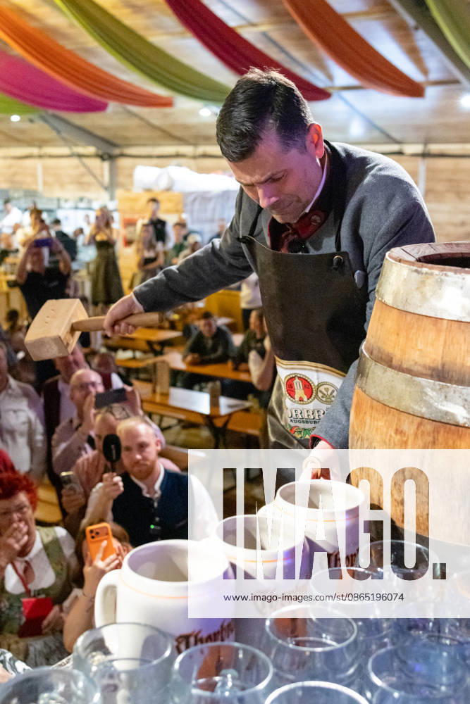 Augsburg, Bavaria, Germany August 28, 2026: Opening of the Plärrer in Augsburg. Augsburgs mayor, Dr. Florian Freund (SPD), taps the first beer keg at the Augsburger Herbstplärrer, thereby traditionally opening the folk festival in the festival tent