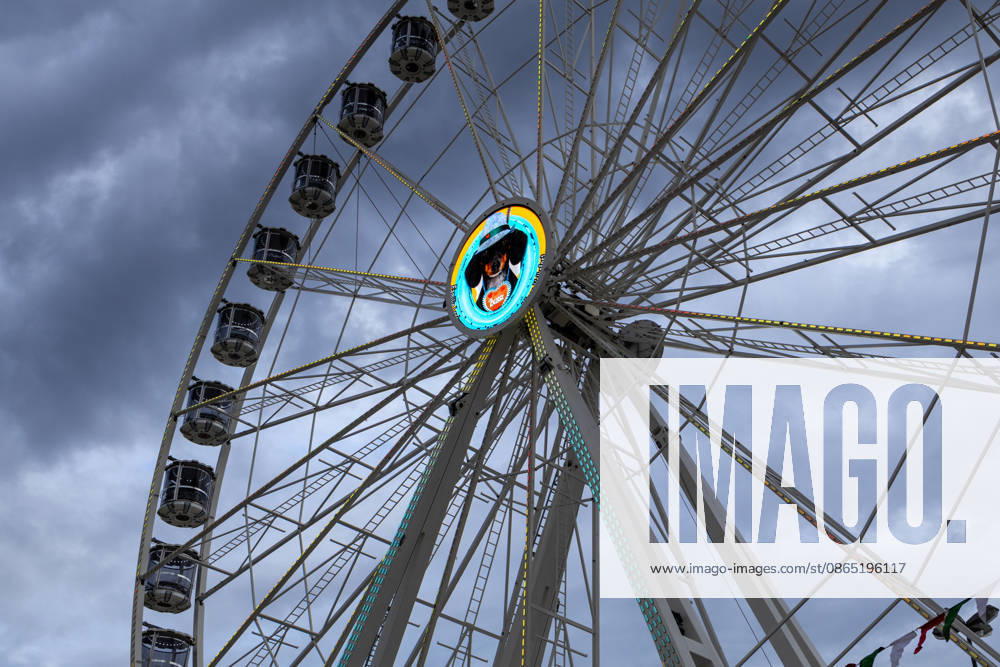 Opening of the Plärrer in Augsburg. Dark thunderclouds are gathering over the Ferris wheel at the Augsburg Herbstplärrer. The bad weather is casting a shadow over the fair and may disrupt the operation of the rides