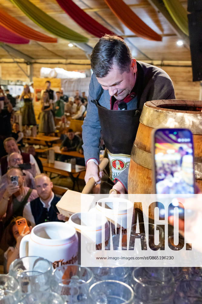 Augsburg, Bavaria, Germany August 28, 2026: Opening of the Plärrer in Augsburg. Augsburgs mayor, Dr. Florian Freund (SPD), taps the first beer keg at the Augsburger Herbstplärrer, thereby traditionally opening the folk festival in the festival tent