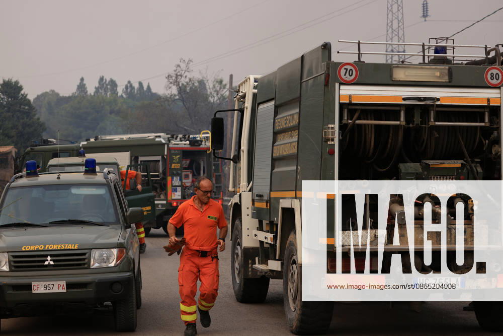 Wildfire suppression efforts continue on Italy s Sicily and Sardinia islands PALERMO, ITALY - AUGUST 28: Firefighting teams and forestry workers respond to tackle a wildfire from the ground with water tankers, while the gendarmerie intervened from the air with a helicopter, in Pianetto, near Palermo, Italy on August 28, 2026. Alberto Lo Bianco Anadolu Palermo Italy. Editorial use only. Please get in touch for any other usage.