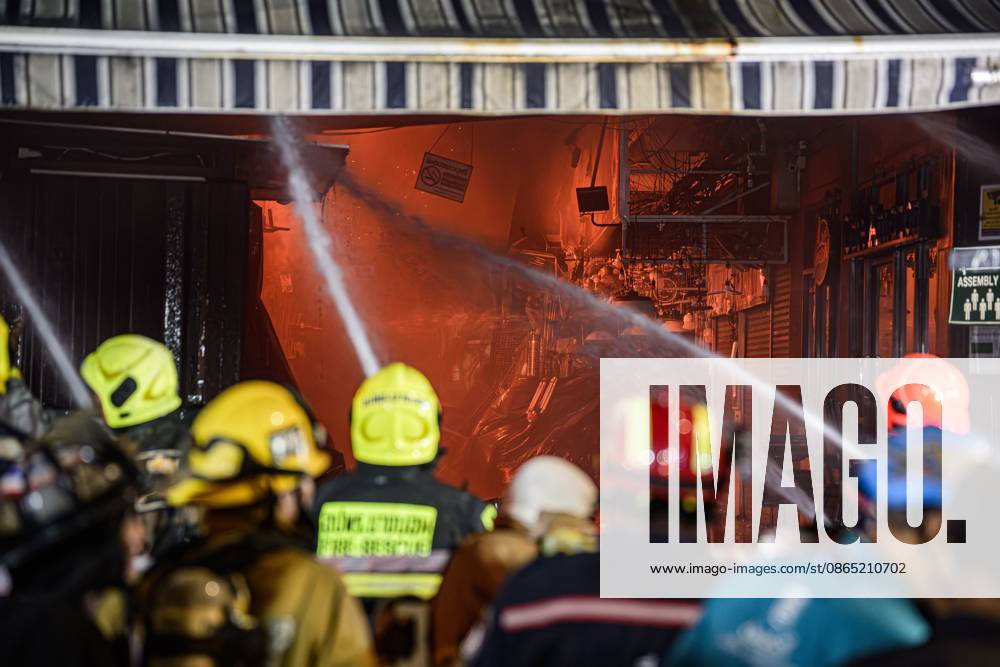 Firefighters battle blaze at major electronics market in Bangkok BANGKOK, THAILAND, AUGUST 28, 2026: Firefighters respond to a fire at Khlong Thom Centre, a major electronics and technology market with more than 500 shops, on Worachak Road in Bangkoks Pom Prap Sattru Phai district. The fire was reported at approximately 8:42 p.m. and spread across the ground floor and to a mezzanine level, prompting firefighters from multiple stations to respond. Bangkok Thailand