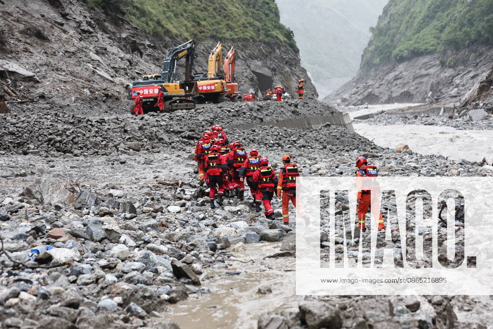 (260829) -- GYIRONG, Aug. 29, 2026 -- This photo shows search and rescue operations underway at the mudslide-hit area in Gyirong County, southwest China s Xizang Autonomous Region, on Aug. 29, 2026. A fast-moving chain mudslide, triggered by a high-altitude glacier collapse on the Nepalese side, has caused heavy casualties and left many missing at a port on the China-Nepal border in southwest China s Xizang Autonomous Region. Rescuers immediately launched an all-out effort to reach the mudslide-hit port and search for the missing. ) (SpotNews) CHINA-XIZANG-GYIRONG-MUDSLIDE-RESCUE (CN) JiangxFan