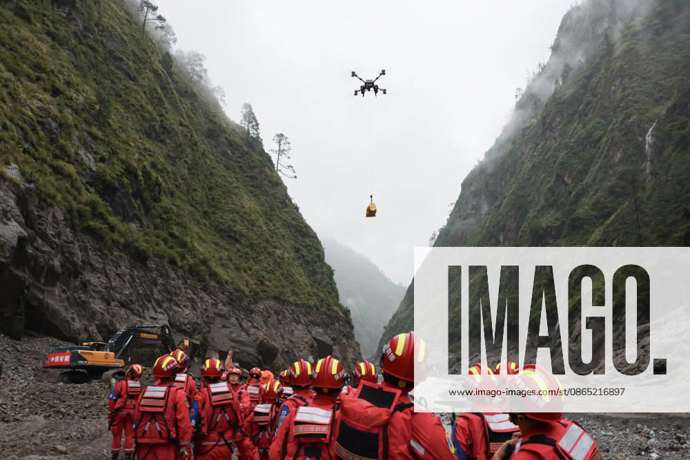 (260829) -- GYIRONG, Aug. 29, 2026 -- This photo shows search and rescue operations underway at the mudslide-hit area in Gyirong County, southwest China s Xizang Autonomous Region, on Aug. 29, 2026. A fast-moving chain mudslide, triggered by a high-altitude glacier collapse on the Nepalese side, has caused heavy casualties and left many missing at a port on the China-Nepal border in southwest China s Xizang Autonomous Region. Rescuers immediately launched an all-out effort to reach the mudslide-hit port and search for the missing. ) (SpotNews) CHINA-XIZANG-GYIRONG-MUDSLIDE-RESCUE (CN) JiangxFan