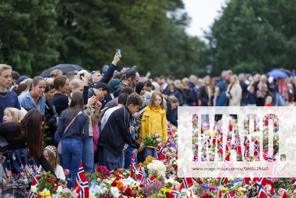 A book of condolences is on display at Oslo City Hall, Oslo, August 29, 2026. Mourners gather at Slottsplassen to lay flowers, candles, and messages on Saturday morning following King Harald’s death on Friday morning. Photo: Hanna Johre, NTB, Oslo, Norway. nz3HFvH3Ups Ref POLnz3HFvH3Ups jpg