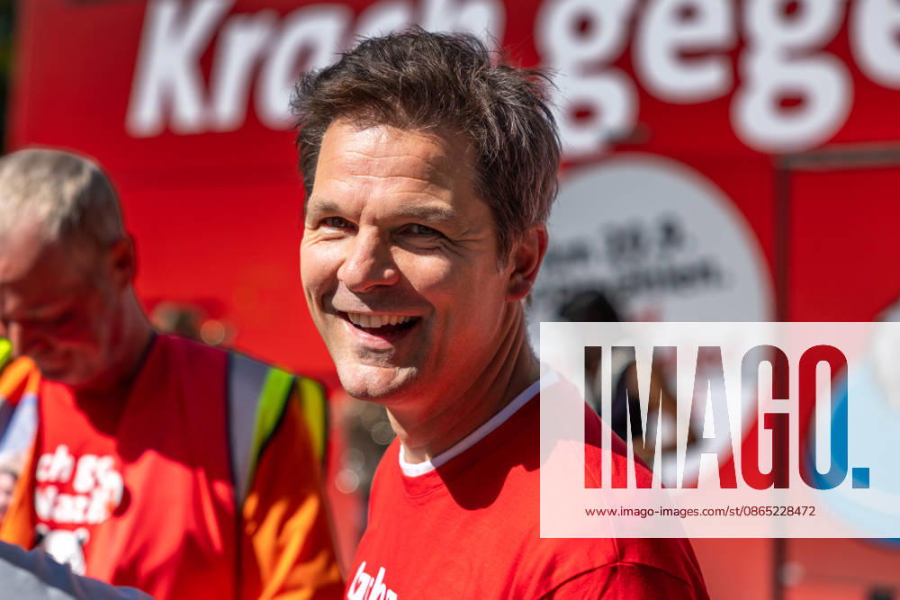 Steffen Krach s Election Campaign, Germany, Berlin, August 29, 2026: SPD lead candidate Steffen Krach in the pedestrian zone on Wilmersdorfer Straße in Berlin’s Charlottenburg district, with the slogan Krach Against Nazis. Steffen Krach is the lead candidate for the 2026 House of Representatives election and for the office of Governing Mayorof Berlin